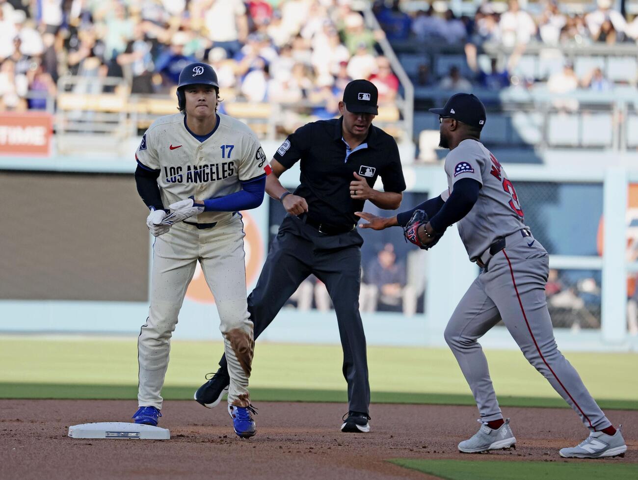 レッドソックス戦の1回、後続の右飛でタッチアップ、二塁を狙うがタッチアウトとなったドジャースの一走大谷（共同）