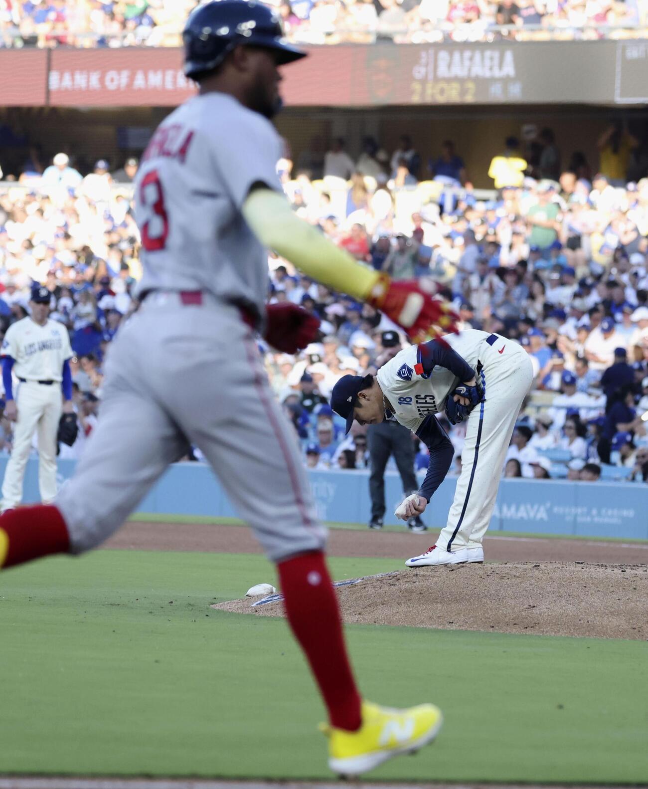 レッドソックス戦の3回、ラファエラ（手前）に2打席連続の本塁打を浴びたドジャース山本（共同）