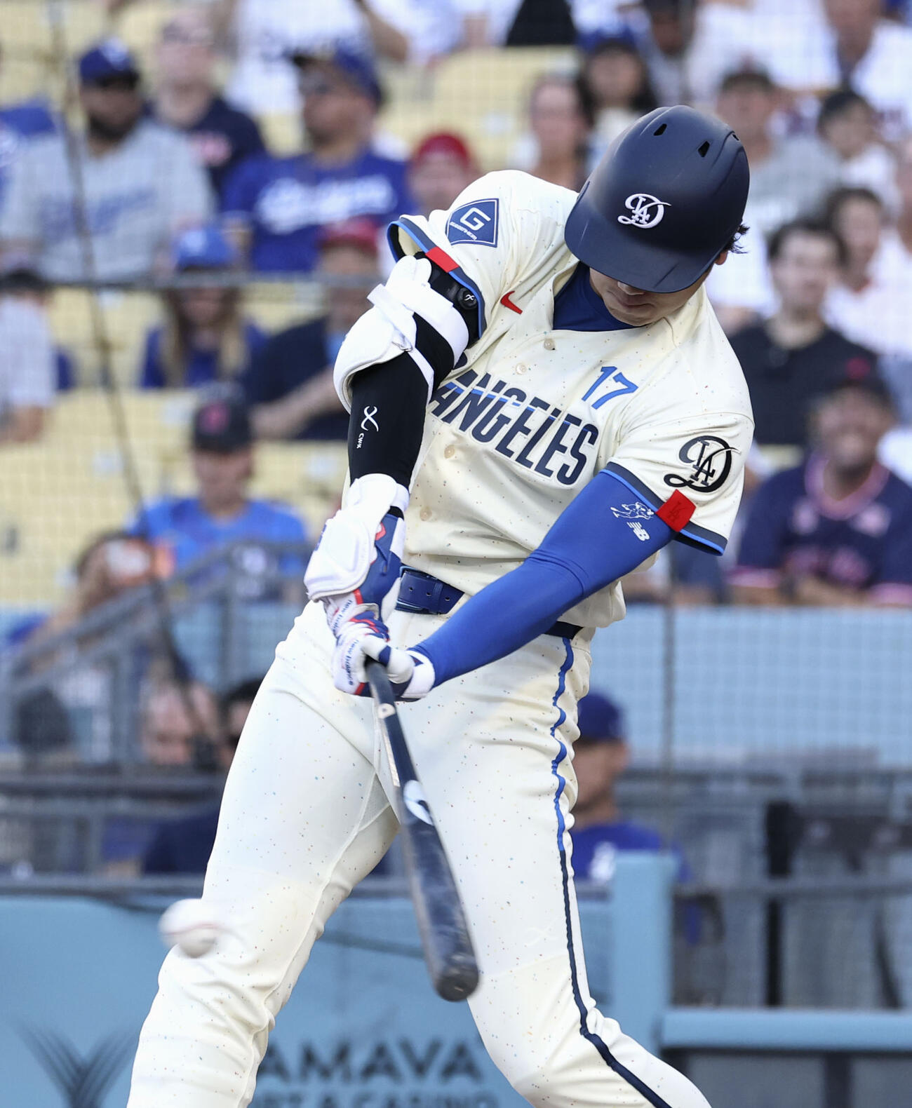 レッドソックス戦の1回、中前打を放つドジャース・大谷＝ロサンゼルス（共同）