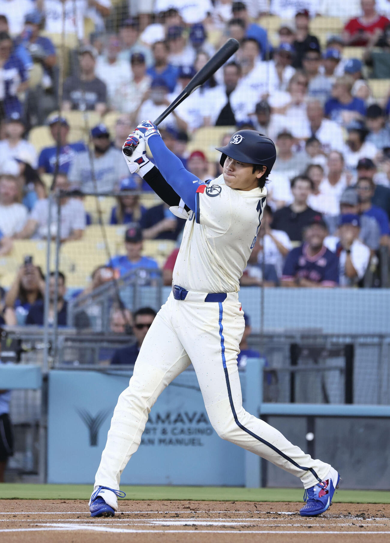 レッドソックス戦の1回、中前打を放つドジャース・大谷＝ロサンゼルス（共同）