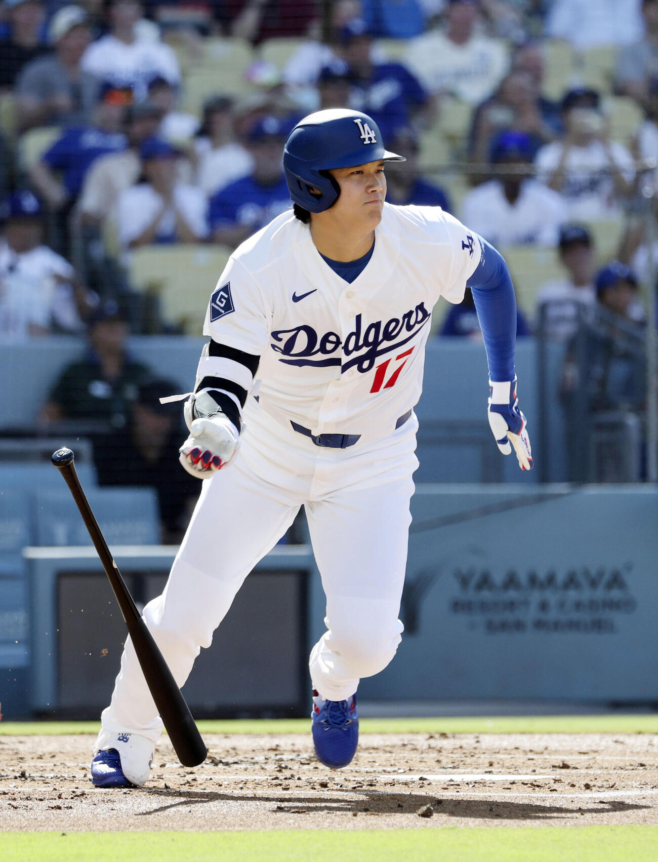 レッドソックス戦の1回、右前打を放つドジャース・大谷＝ロサンゼルス（共同）