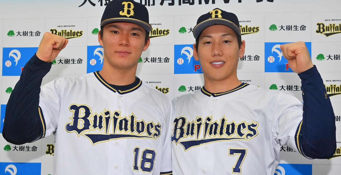 オリックス山本由伸（左）と吉田正尚（22年10月10日撮影）