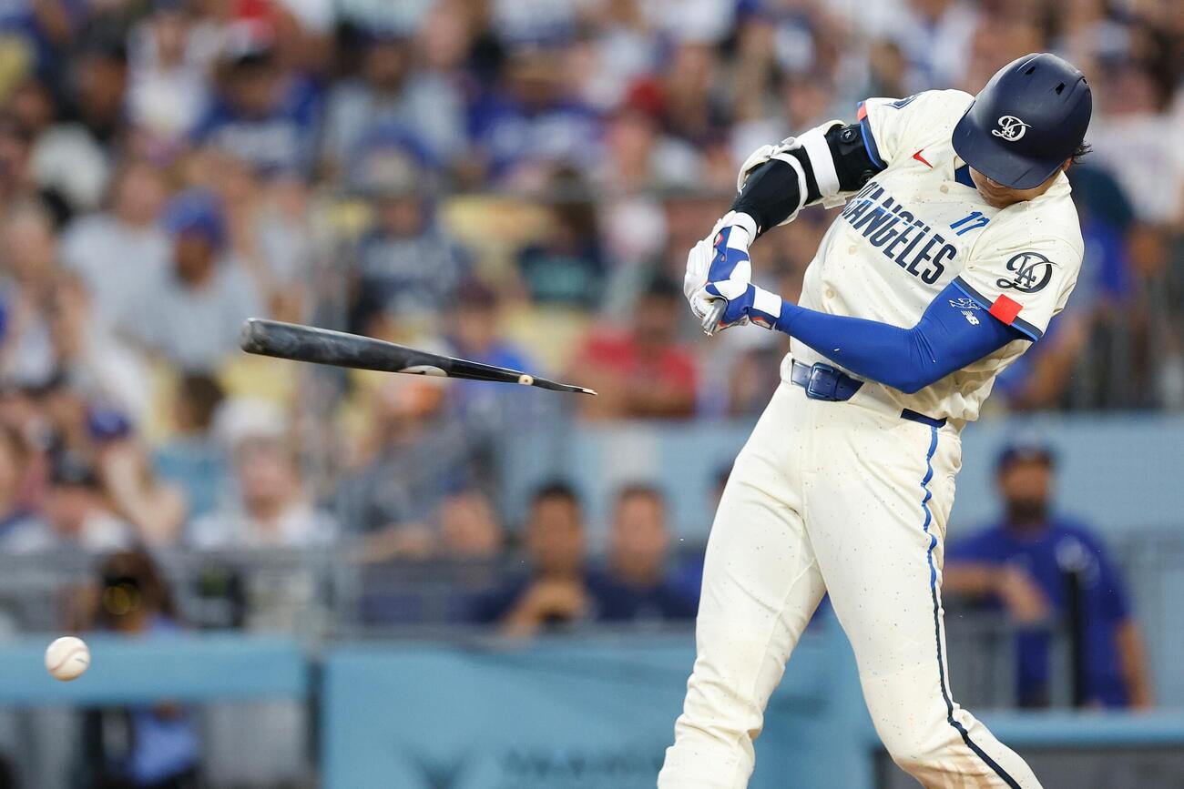 レッドソックス戦7回、バットを真っ二つに折られ二塁ゴロに倒れるドジャース大谷翔平（AP）