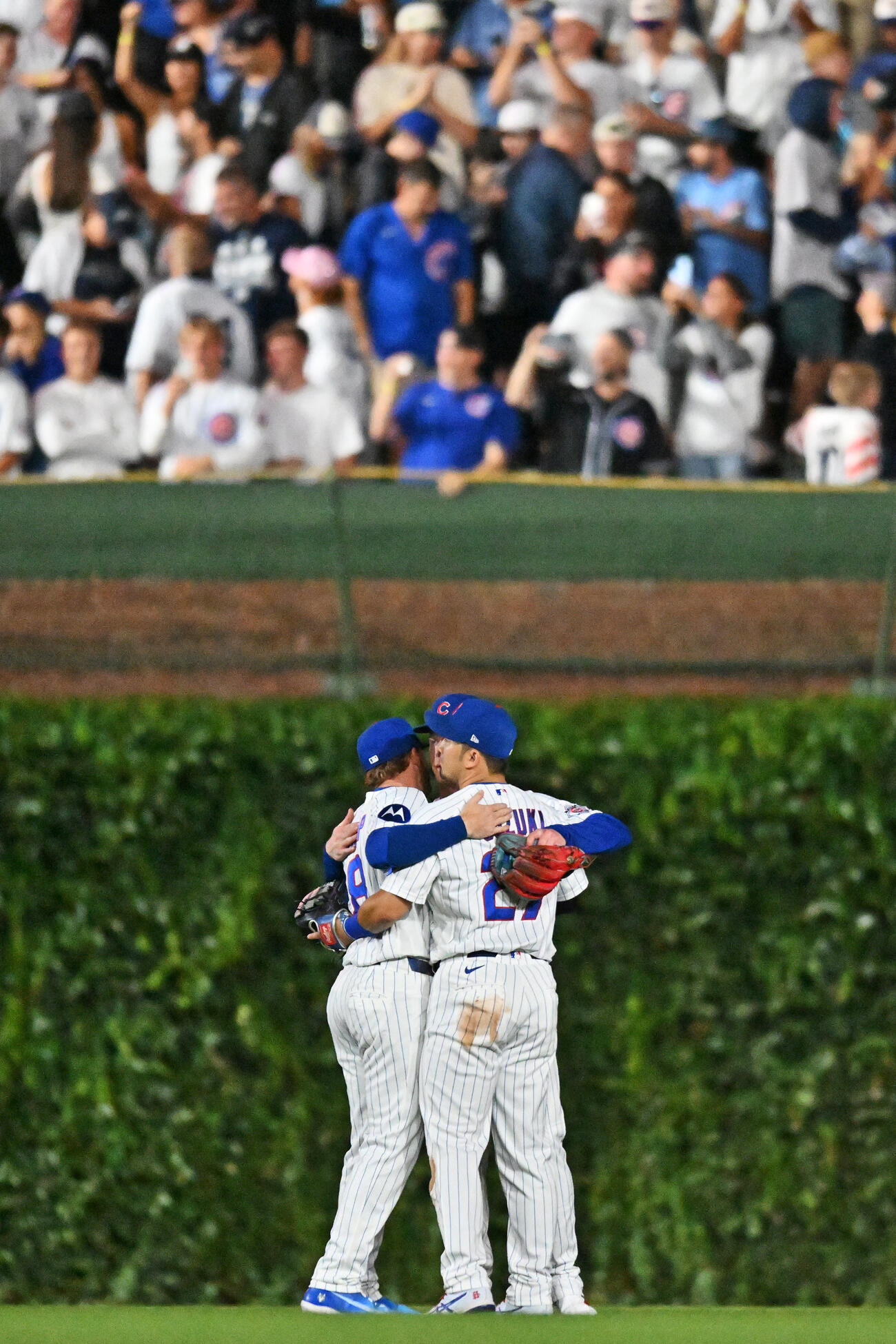 ヤンキースに勝利し喜ぶカブス鈴木（右）（ロイター）