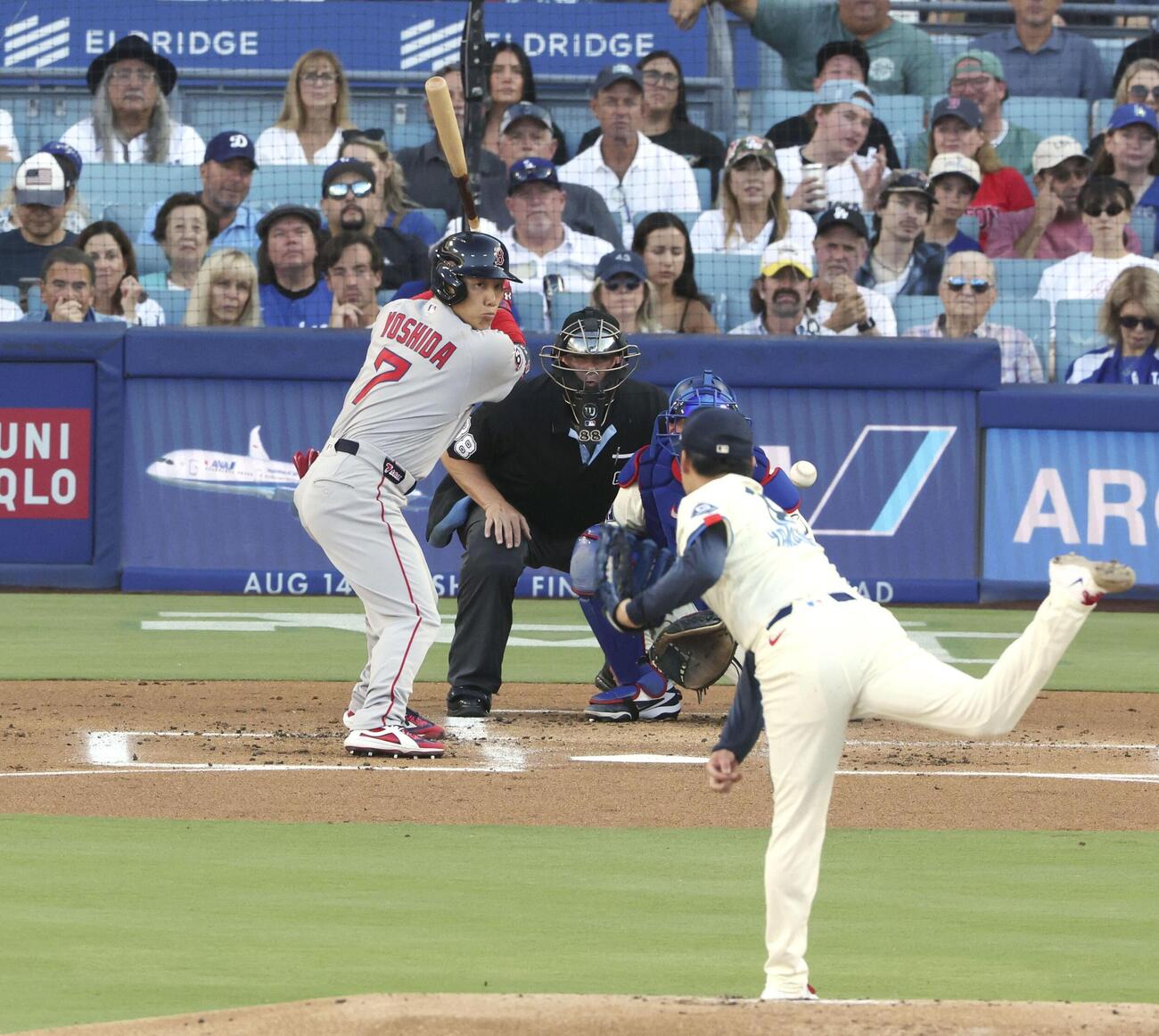 ドジャース戦の2回、山本と対戦し見逃し三振に倒れるレッドソックス吉田（共同）
