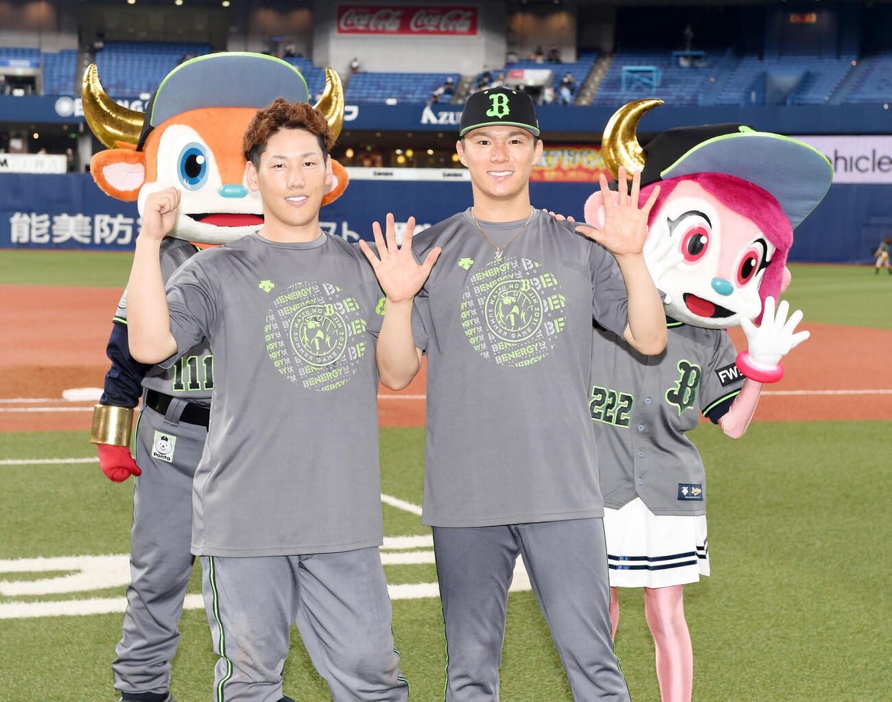 オリックス時代の吉田正尚（左）と山本由伸＝2021年8月