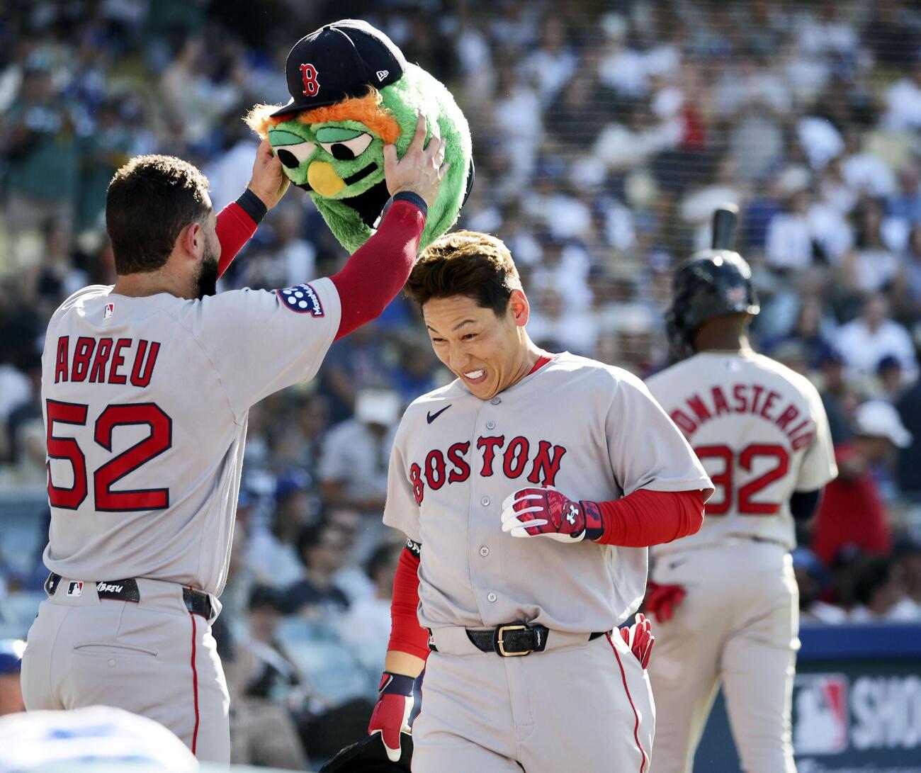 ドジャース戦の3回、本塁打を放ち迎えられるレッドソックス・吉田＝ロサンゼルス（共同）