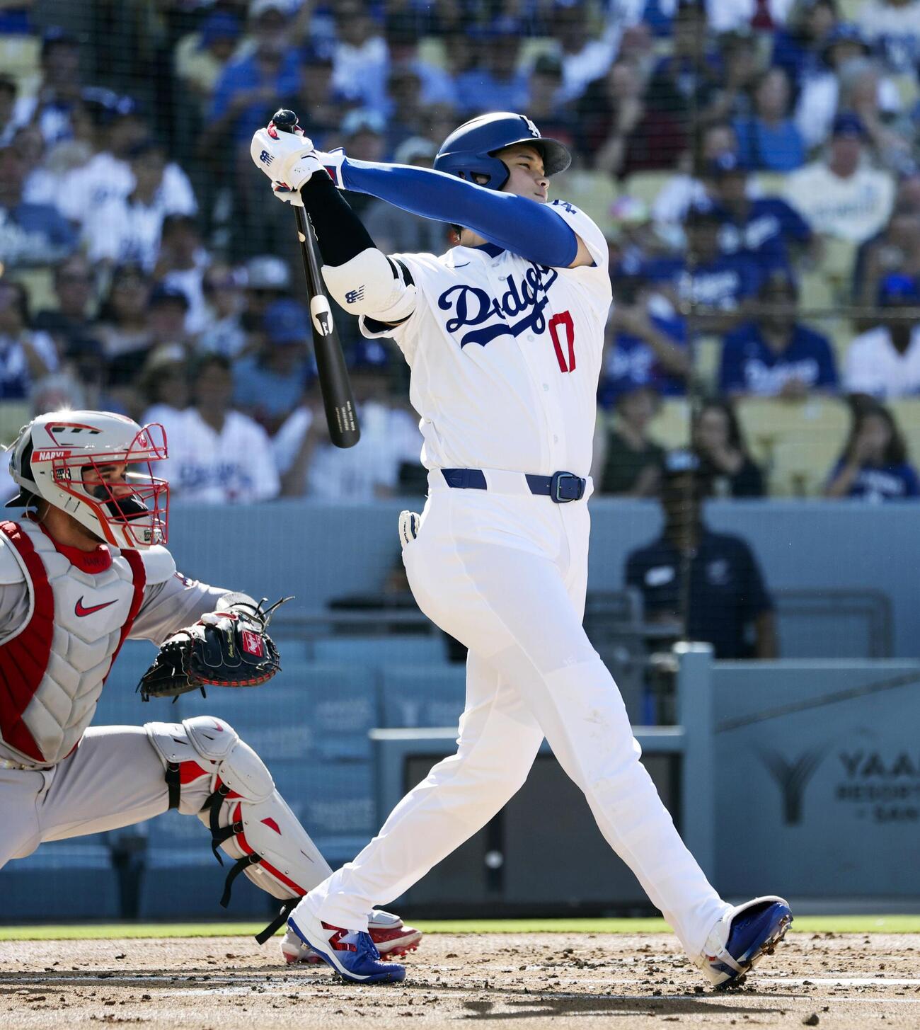 レッドソックス戦の1回、右前打を放つドジャース・大谷＝ロサンゼルス（共同）