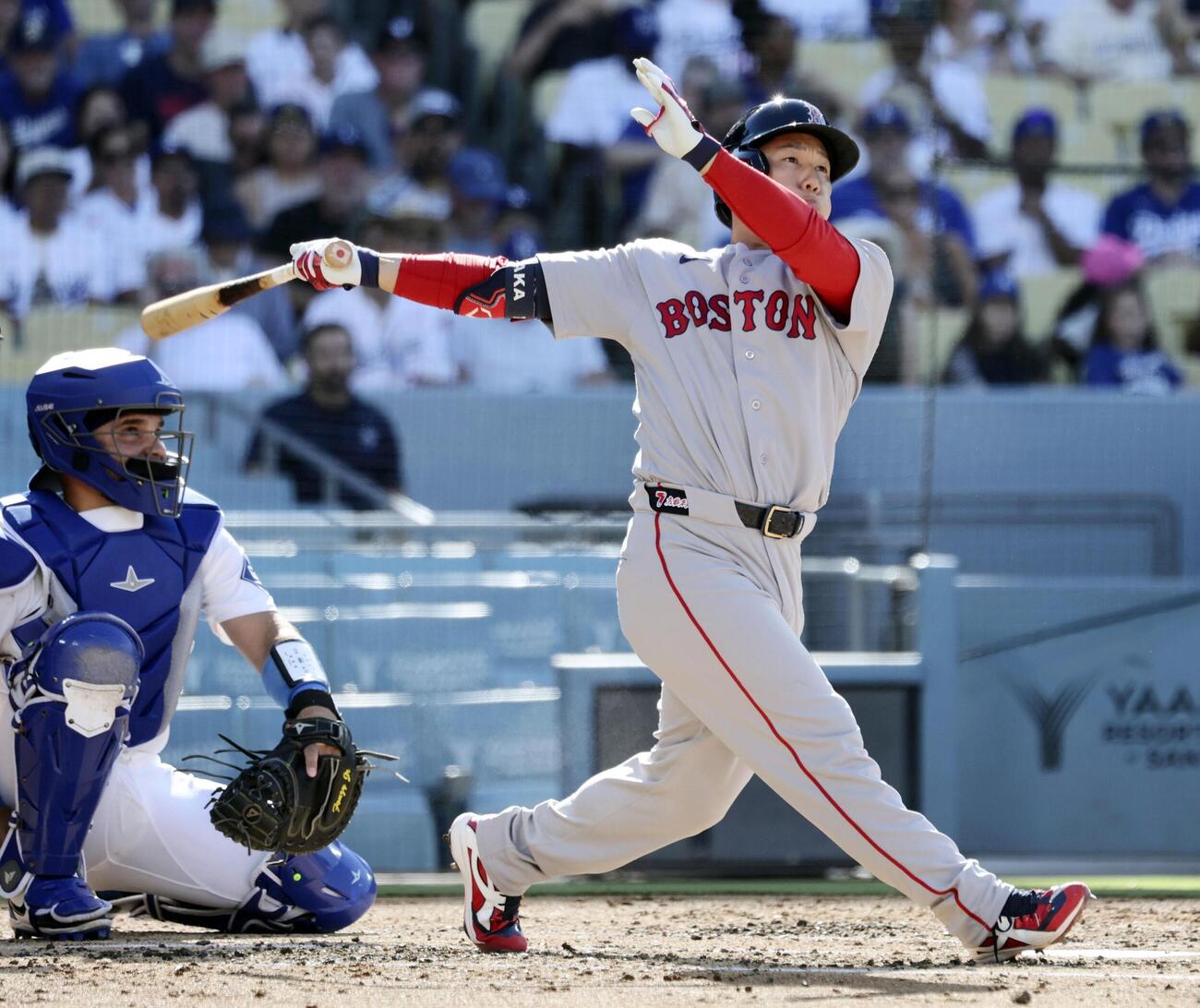ドジャース戦の3回、右越えに本塁打を放つレッドソックス・吉田＝ロサンゼルス（共同）