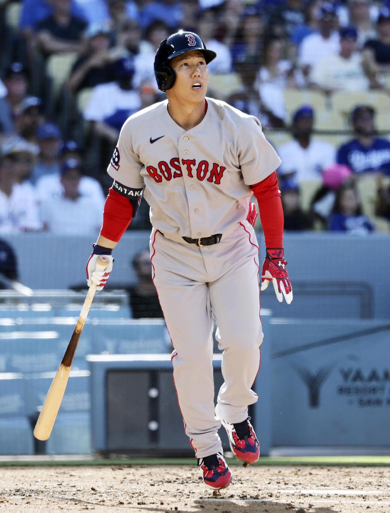 ドジャース戦の3回、右越えに本塁打を放つレッドソックス・吉田＝ロサンゼルス（共同）