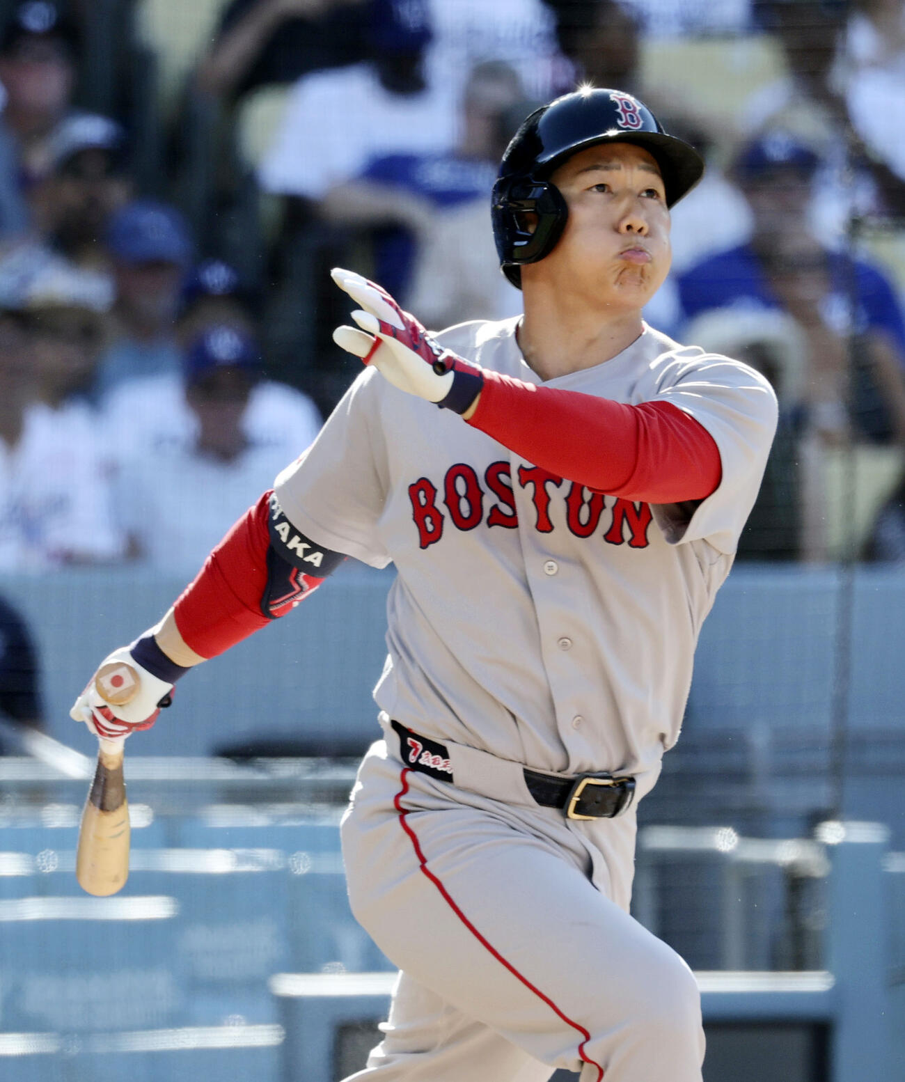 ドジャース戦の3回、右越えに本塁打を放つレッドソックス吉田（共同）