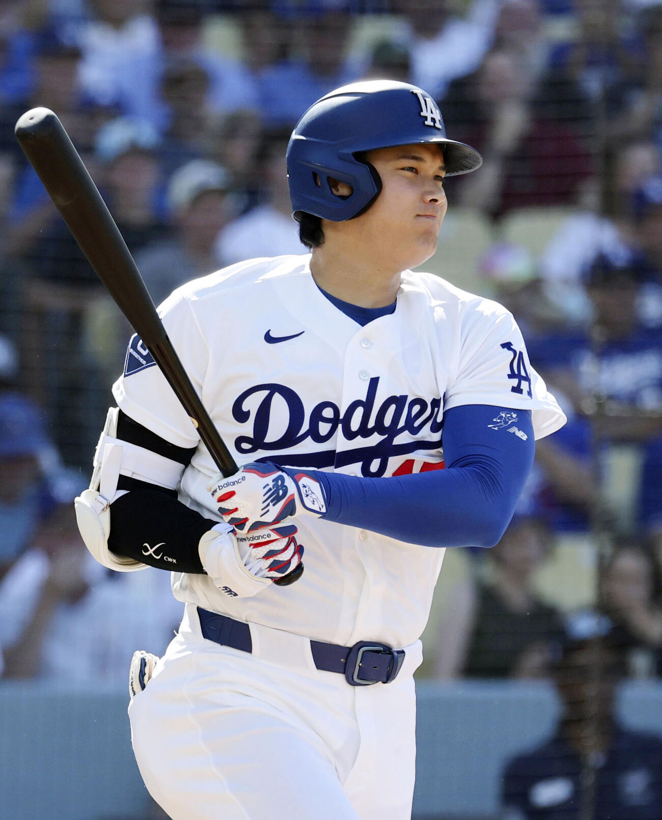 レッドソックス戦の1回、右前打を放つドジャース・大谷＝ロサンゼルス（共同）