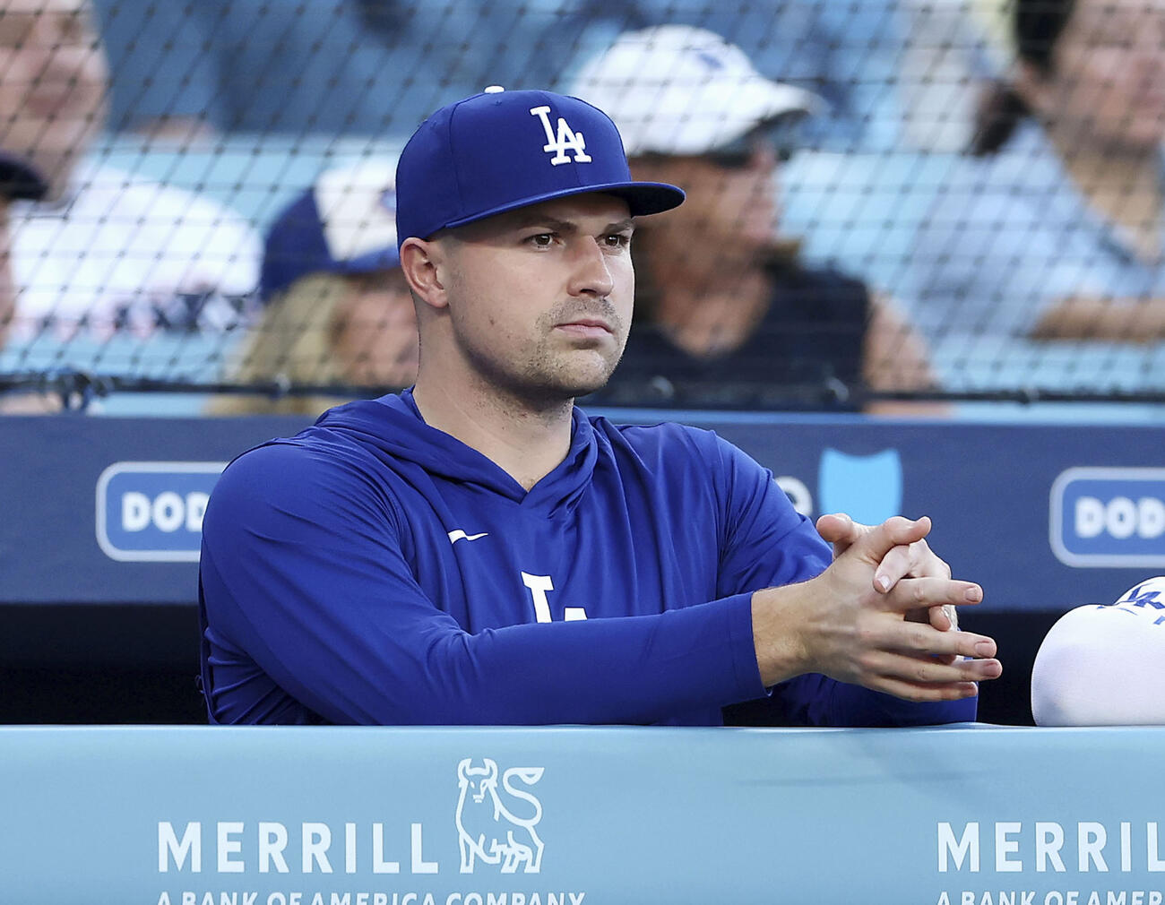 ドジャース対レッドソックス　8回、ベンチから試合を見つめるドジャースに加入したスクバル（ゲッティ＝共同）