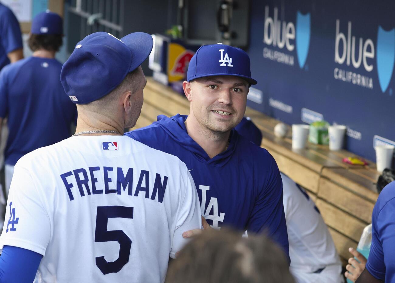 ドジャース対レッドソックス　ベンチで、チームメートとあいさつを交わすドジャースに加入したスクバル（共同）