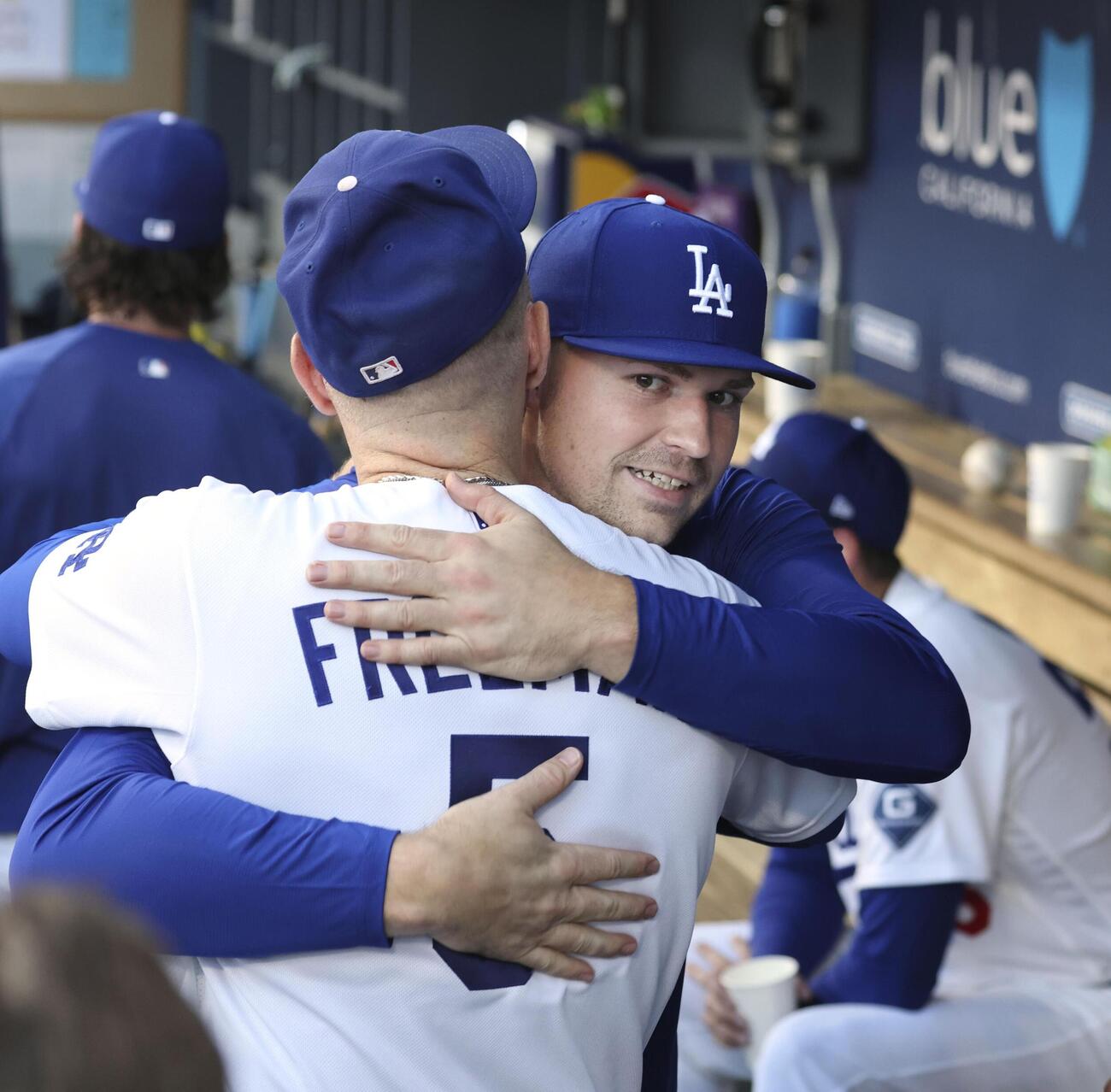 ドジャース対レッドソックス　ベンチで、チームメートとあいさつを交わすドジャースに加入したスクバル（共同）