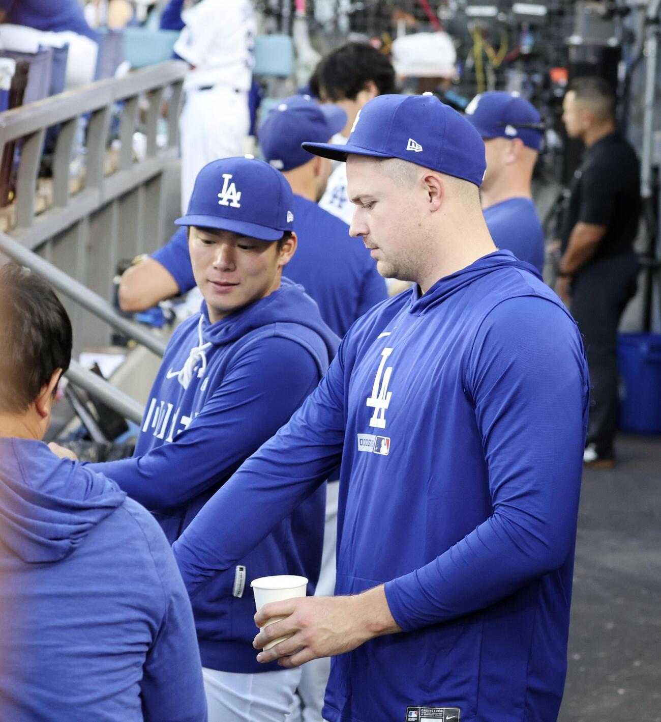 ドジャース対レッドソックス　ベンチで、ドジャースに加入したスクバル（右）と話す山本（共同）