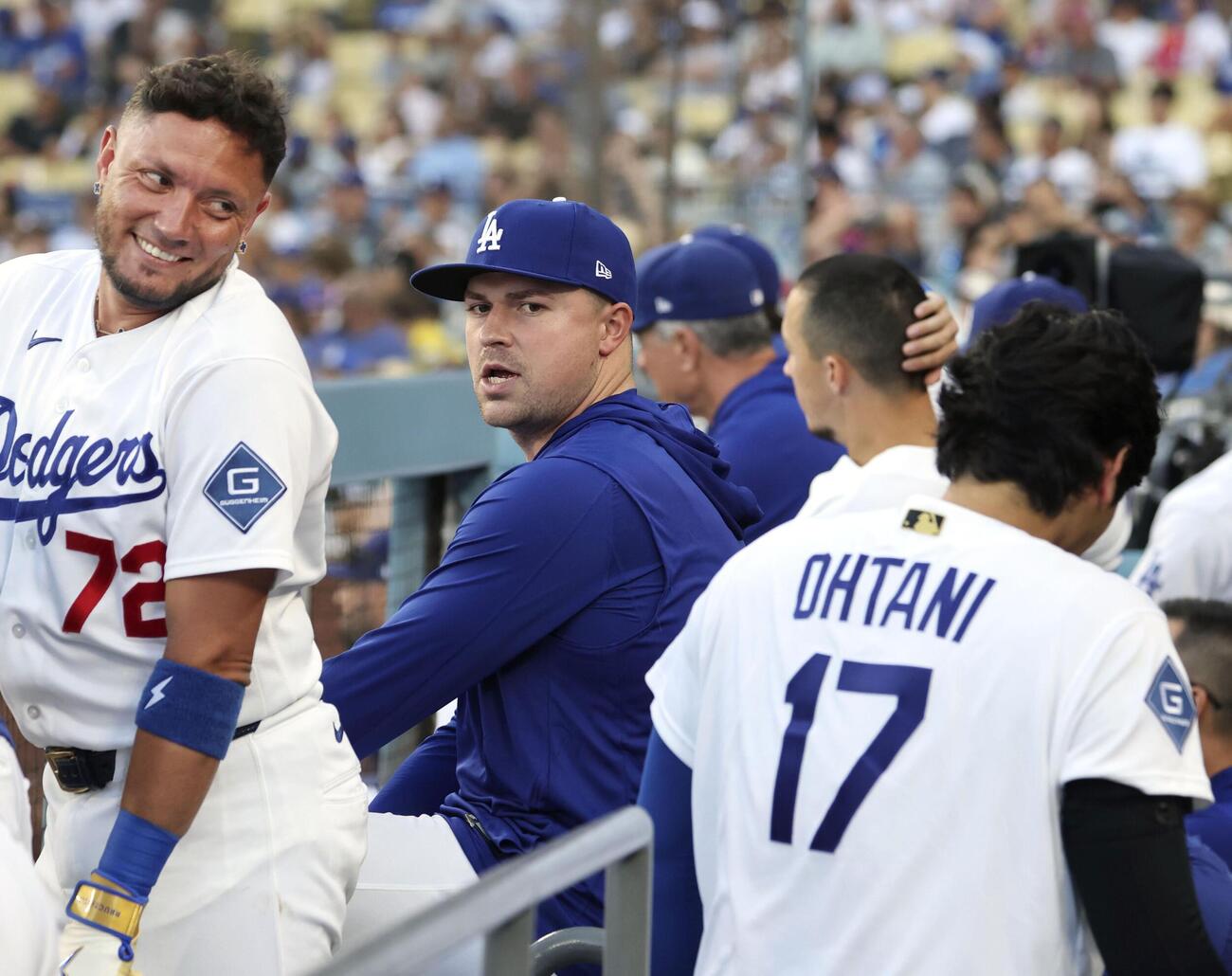 ドジャース対レッドソックス　8回、ベンチの大谷とドジャースに加入したスクバル（左から2人目）（共同）