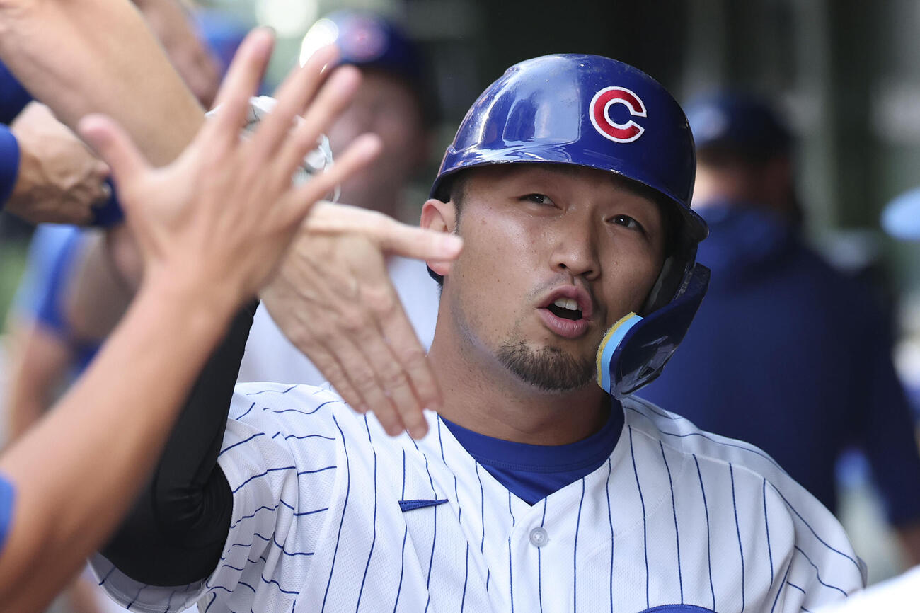 ドジャース戦の1回、19号2ランを放ちベンチで迎えられるカブス・鈴木＝シカゴ（ゲッティ＝共同）