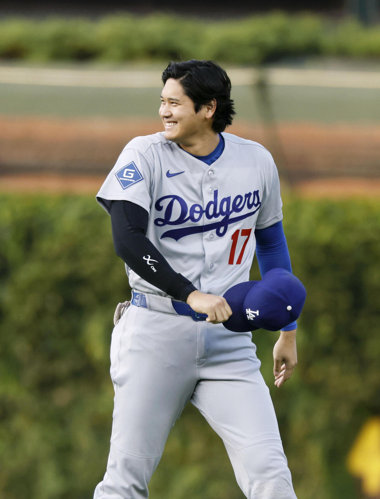 試合前、笑顔を見せるドジャース・大谷＝シカゴ（共同）