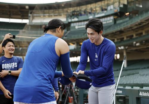 試合前、握手を交わすカブス・今永(左)とドジャース・佐々木朗=シカゴ(共同)