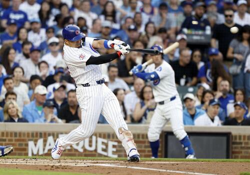 ドジャース戦の1回、19号2ランを放つカブス鈴木誠也(共同)