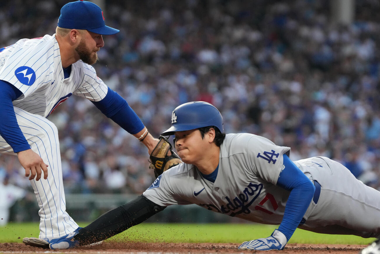 カブス戦2回、一塁走者のドジャース大谷翔平は投手けん制でタッチアウトとなる（AP）