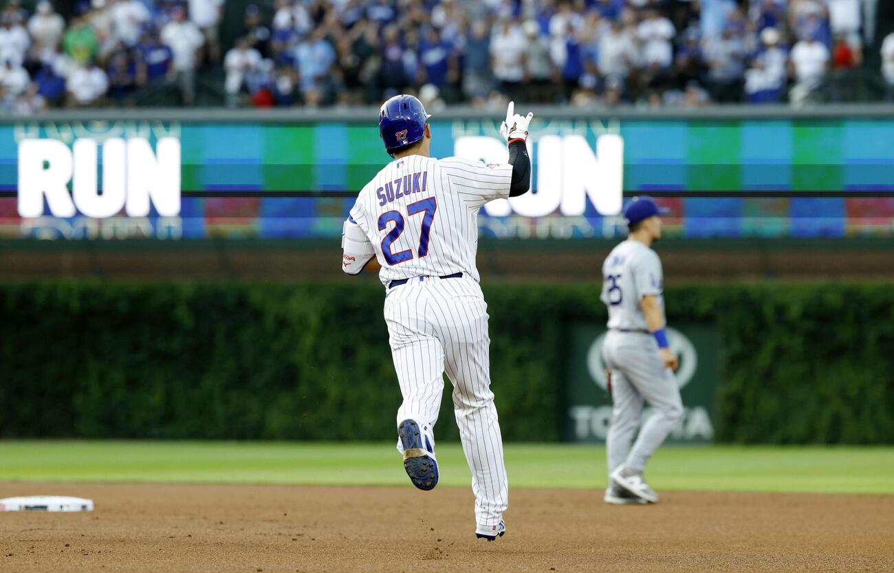 ドジャース戦の1回、19号2ランを放ち塁を回るカブス・鈴木＝シカゴ（共同）