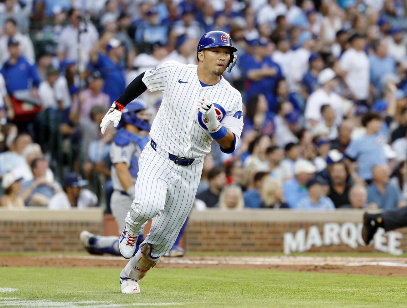 ドジャース戦の1回、19号2ランを放ったカブス鈴木（共同）