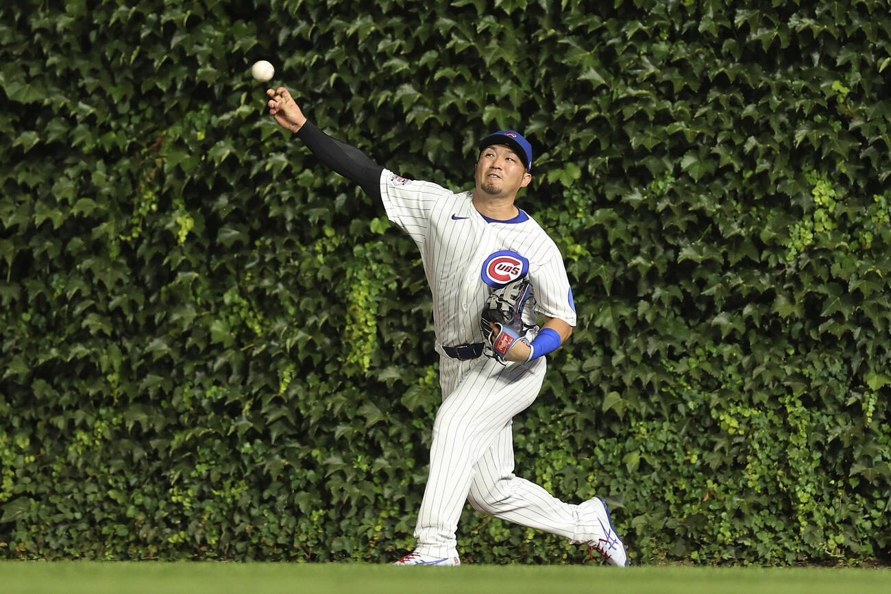 ドジャース戦の6回、安打で二塁を狙ったタッカーを好送球で刺すカブスの右翼手鈴木＝シカゴ（ゲッティ＝共同）