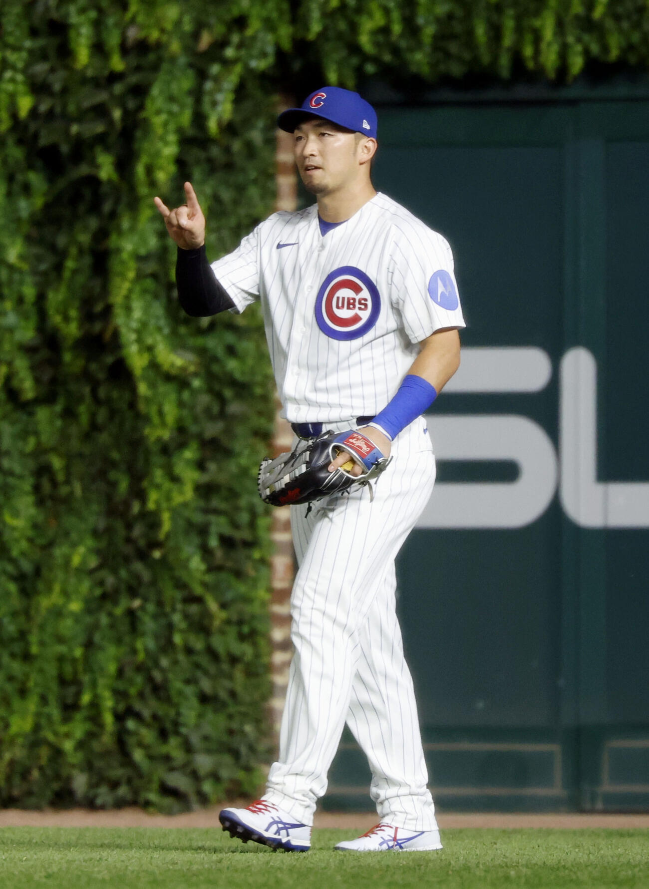 ドジャース戦の6回、安打で二塁を狙ったタッカーを好送球で刺し、ポーズをとるカブスの右翼手鈴木（共同）
