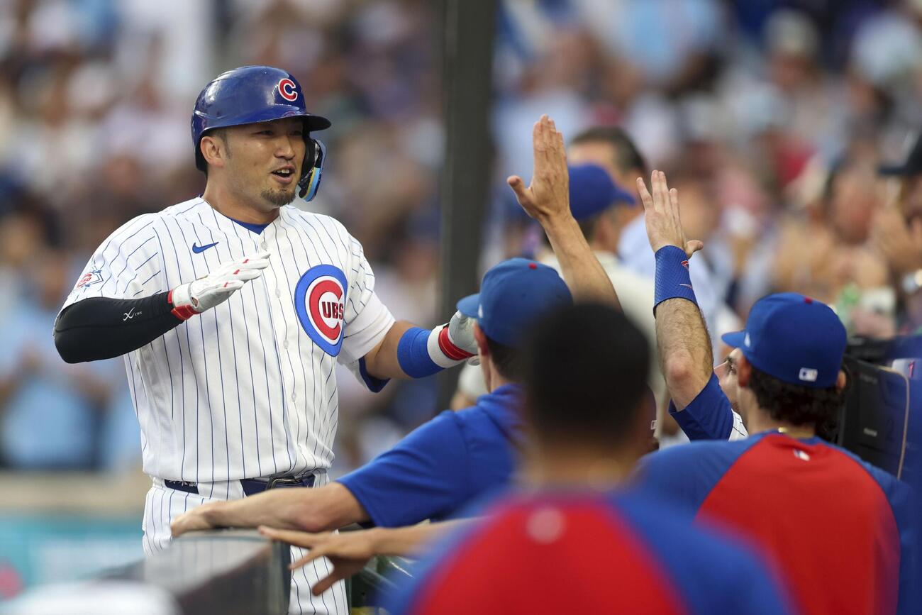 ドジャース戦の1回、19号2ランを放ち迎えられるカブス鈴木（MLB提供・ゲッティ＝共同）