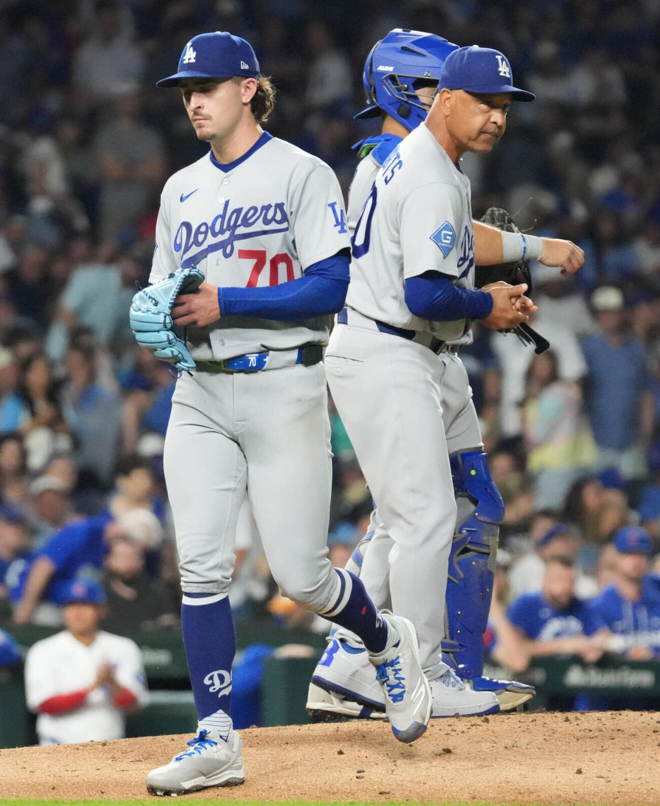 降板する先発の左腕ロブレスキ（左）とドジャース・ロバーツ監督（AP）
