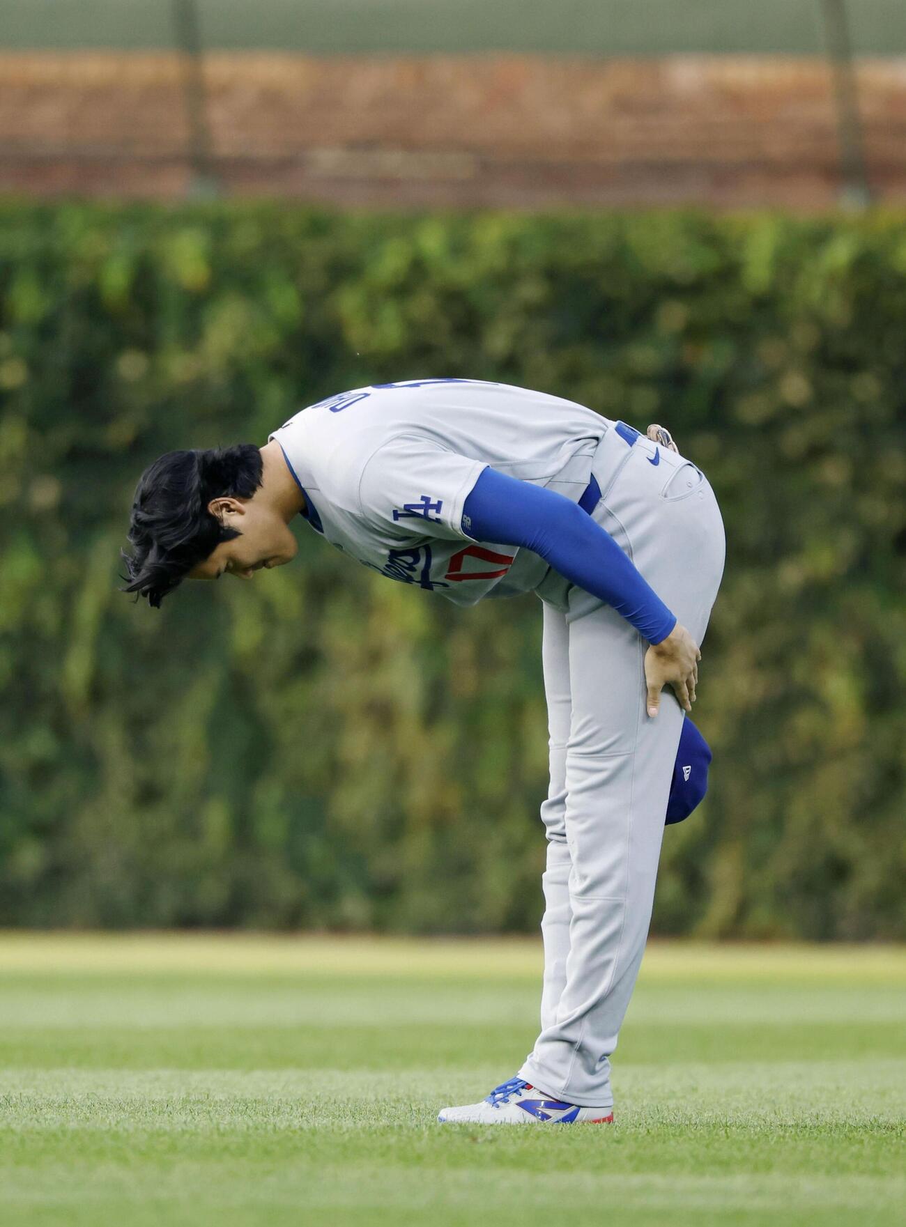 試合前、カブスベンチに向かい一礼するドジャース大谷（共同）
