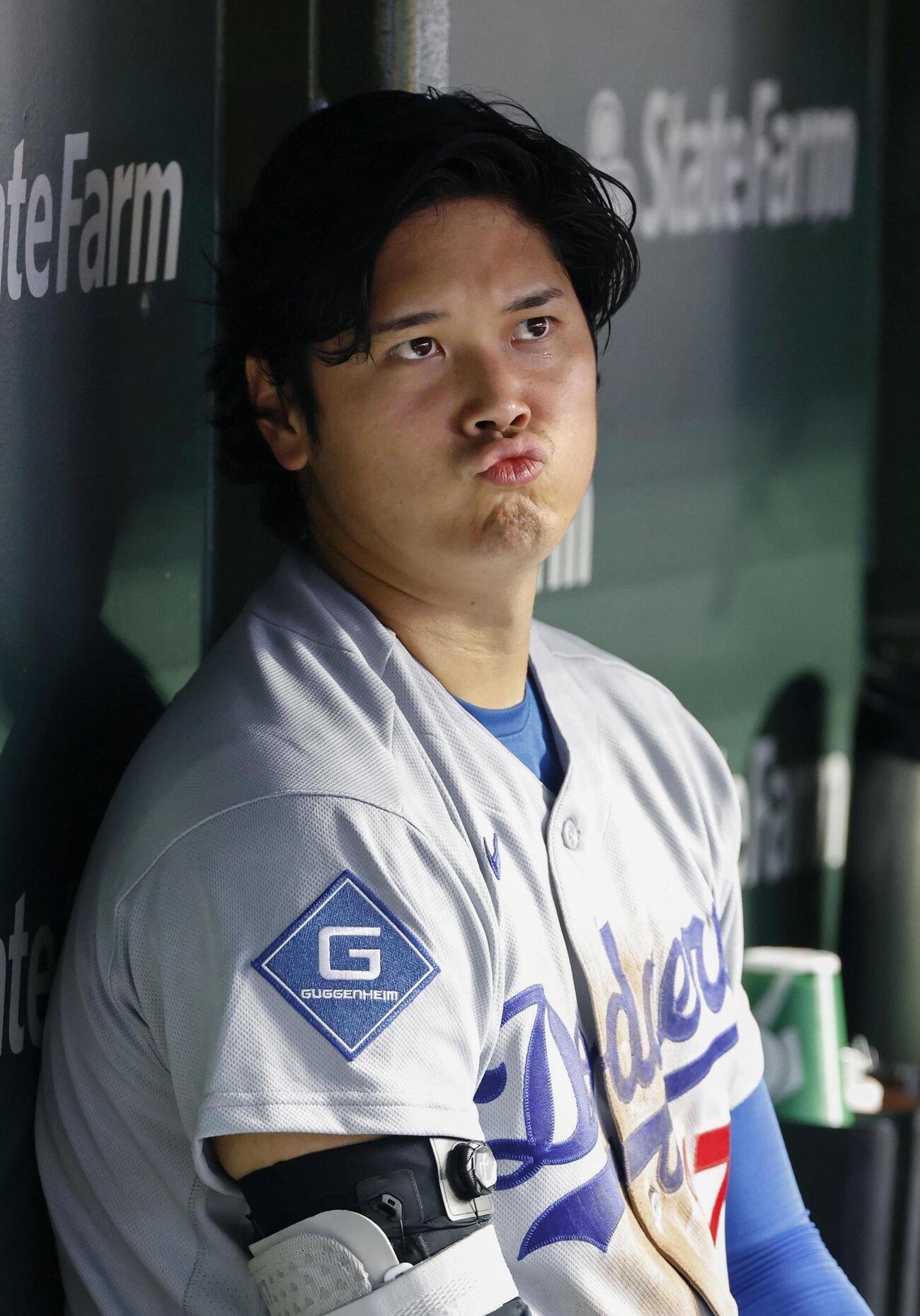 カブス戦の3回、ベンチで試合を見守るドジャース・大谷＝シカゴ（共同）