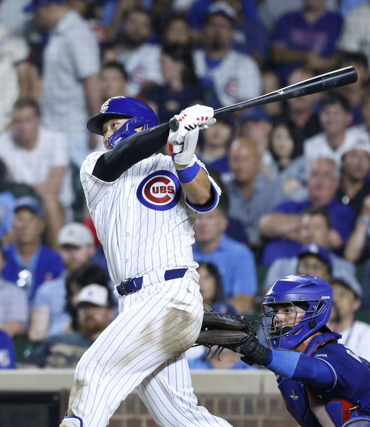 ドジャース戦の7回、中前に適時打を放つカブス・鈴木＝シカゴ（共同）
