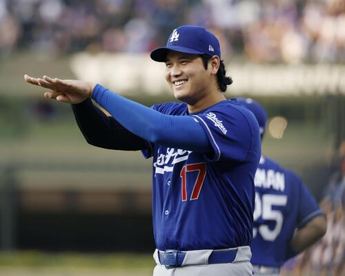試合前、笑顔を見せるドジャース・大谷=シカゴ(共同)