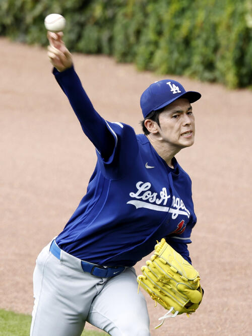 キャッチボールで調整するドジャース・佐々木=シカゴ(共同)