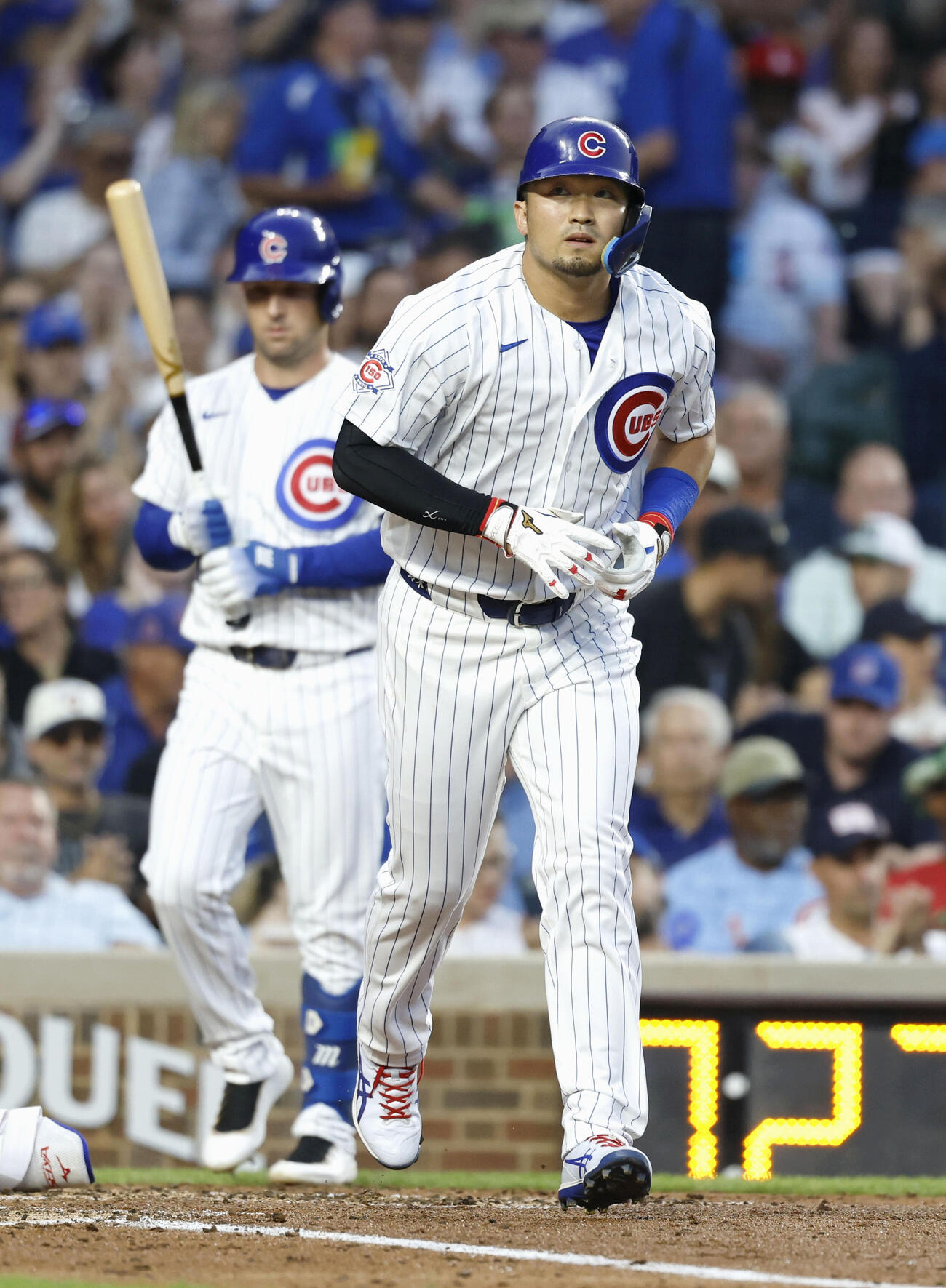 ドジャース戦の3回、四球を選んだカブス・鈴木＝シカゴ（共同）
