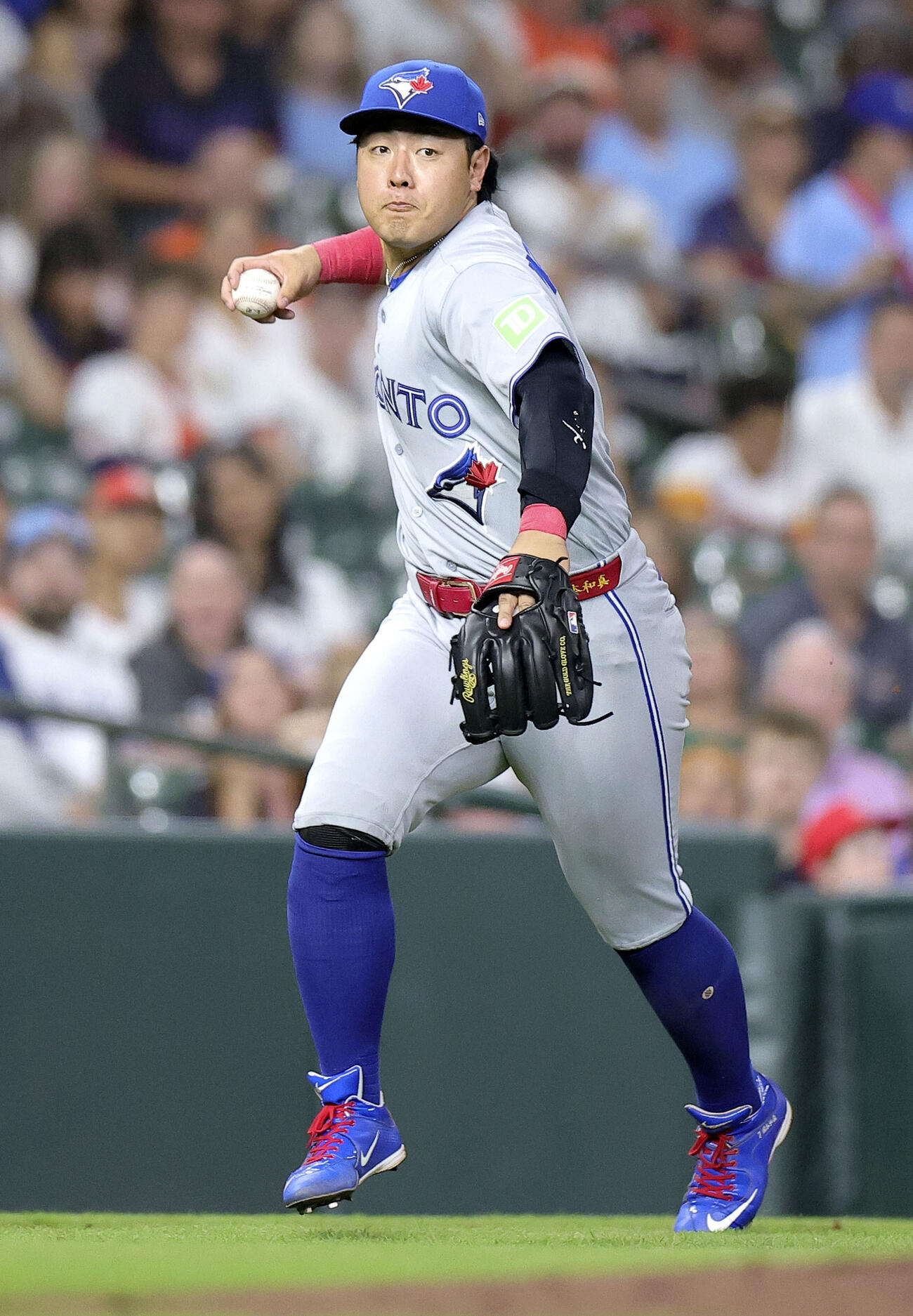 アストロズ戦で打球を処理するブルージェイズ岡本（ゲッティ＝共同）