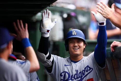 1回、25号先頭打者本塁打を放ったドジャース大谷(AP)