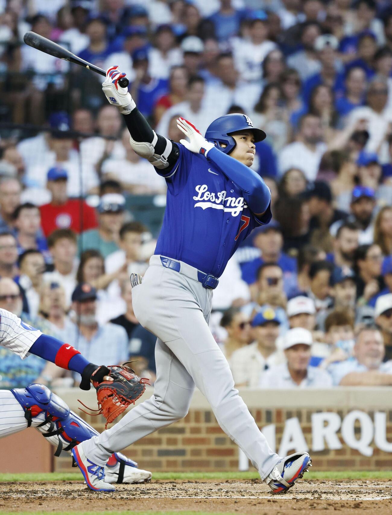 カブス戦の3回、右飛に倒れるドジャース・大谷＝シカゴ（共同）