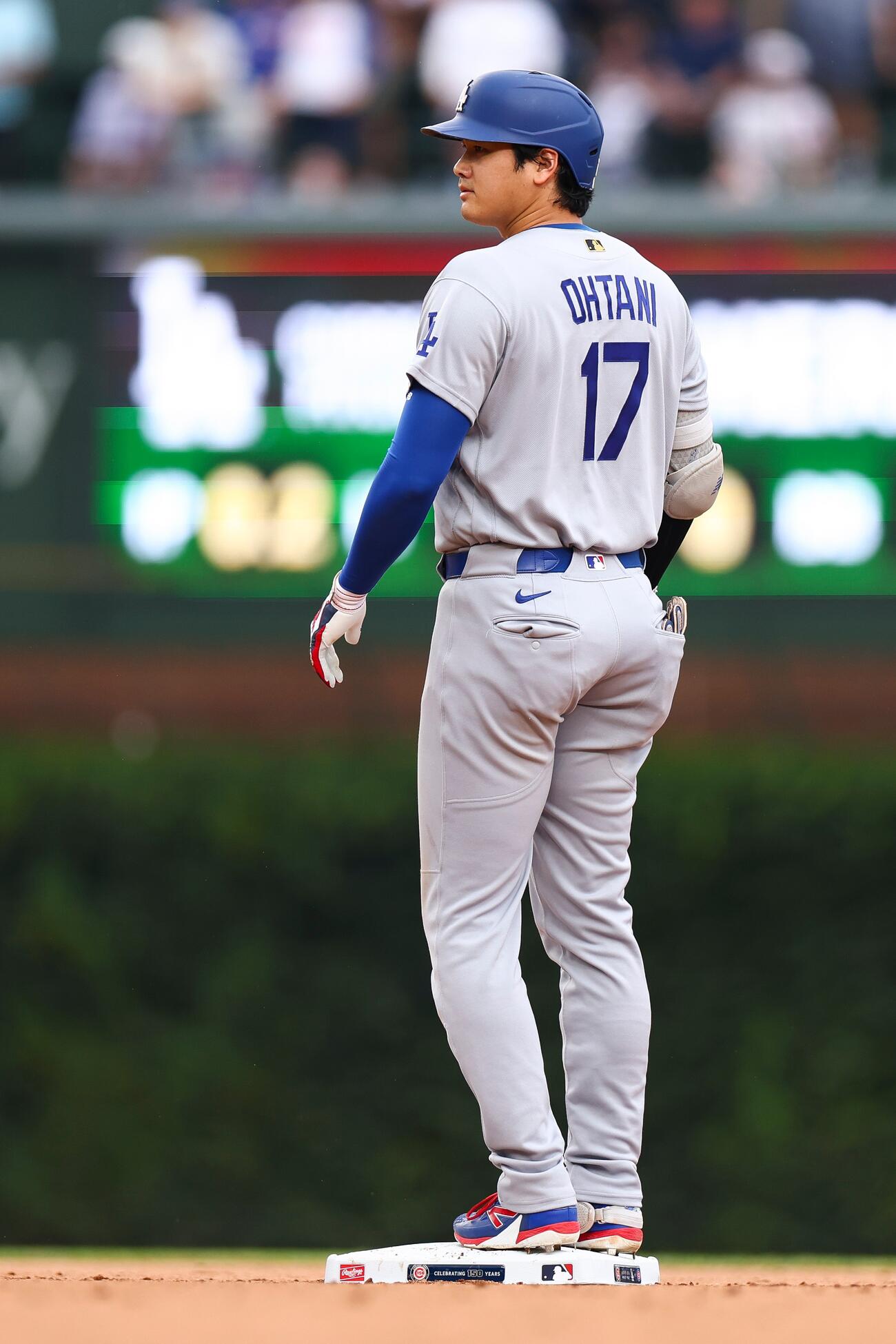 8回、26号2ランを放ったドジャース大谷。フェンスギリギリの打球だったため二塁ベース上でいったんストップ(AP)