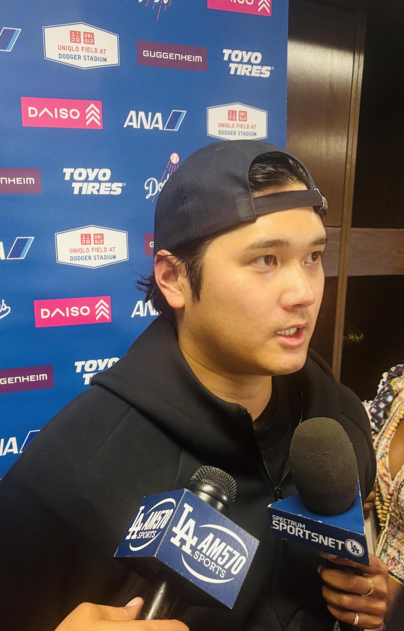 試合後、取材に応じるドジャース大谷翔平