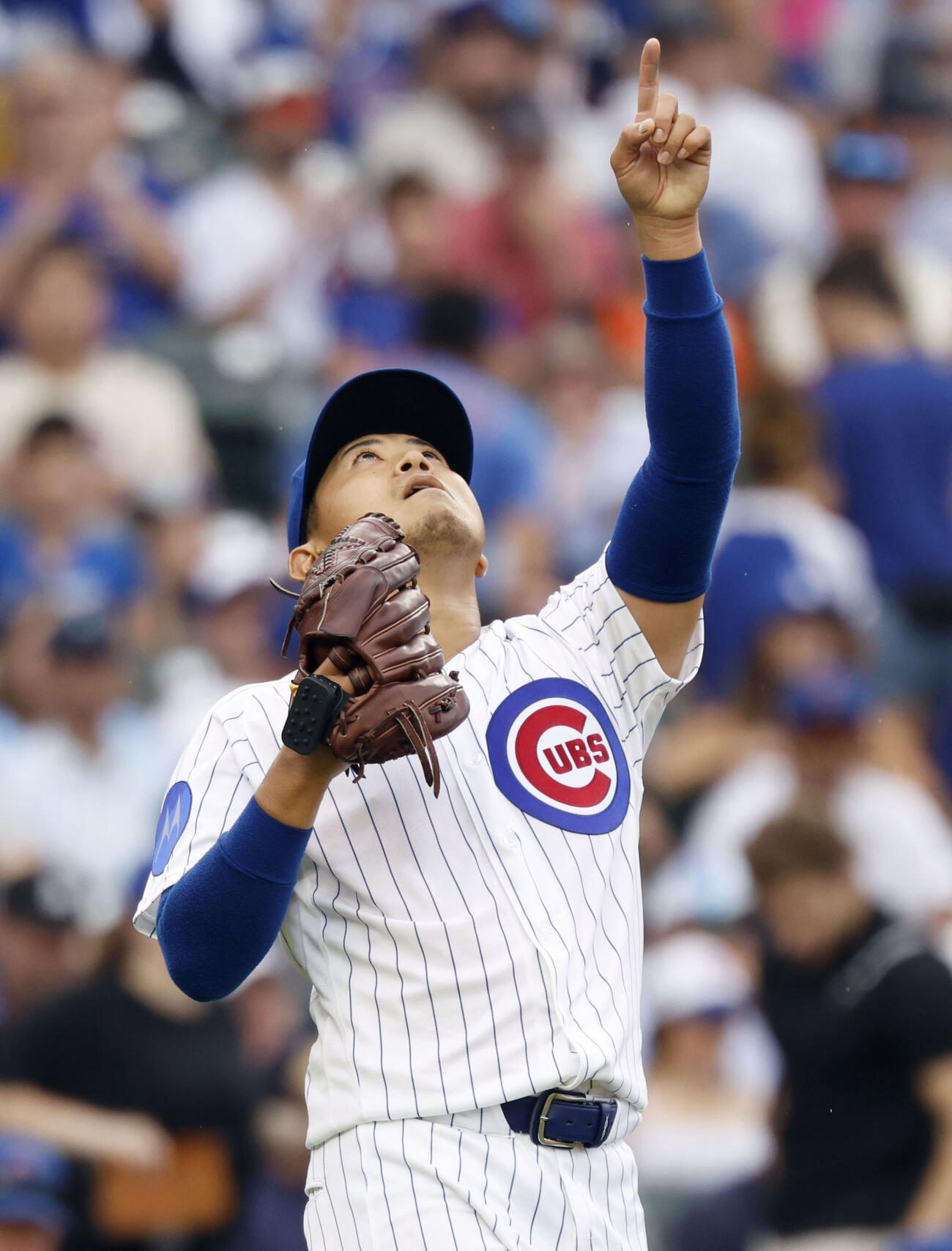 ドジャース戦で、打者を打ち取り指を立てるカブス・今永＝シカゴ（共同）
