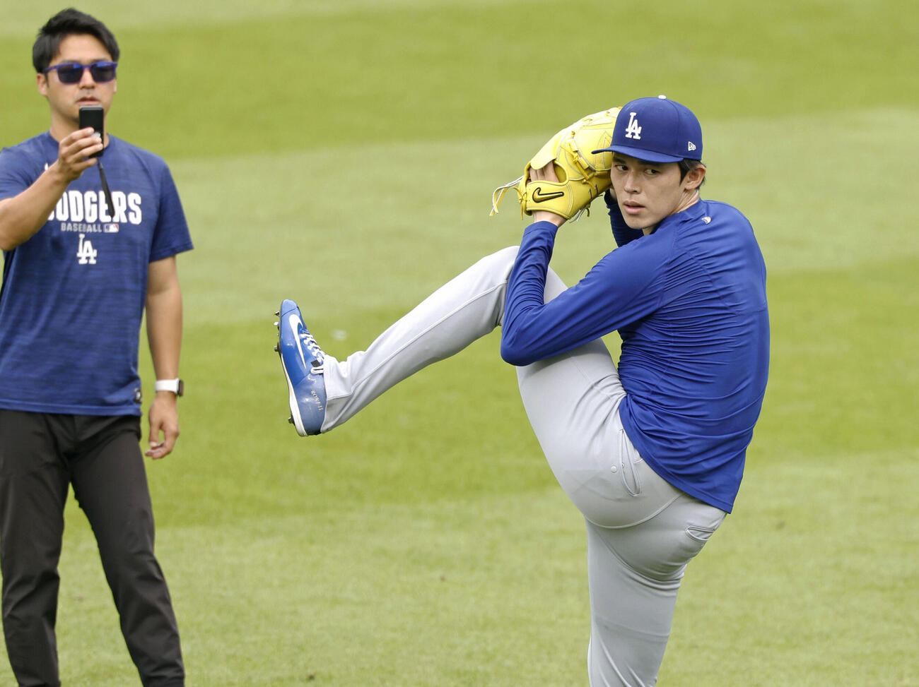 キャッチボールで調整するドジャース佐々木朗希（共同）