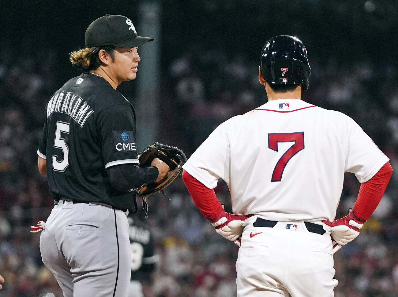 4回、出塁したレッドソックス吉田（右）と言葉を交わすホワイトソックス村上（AP＝共同）