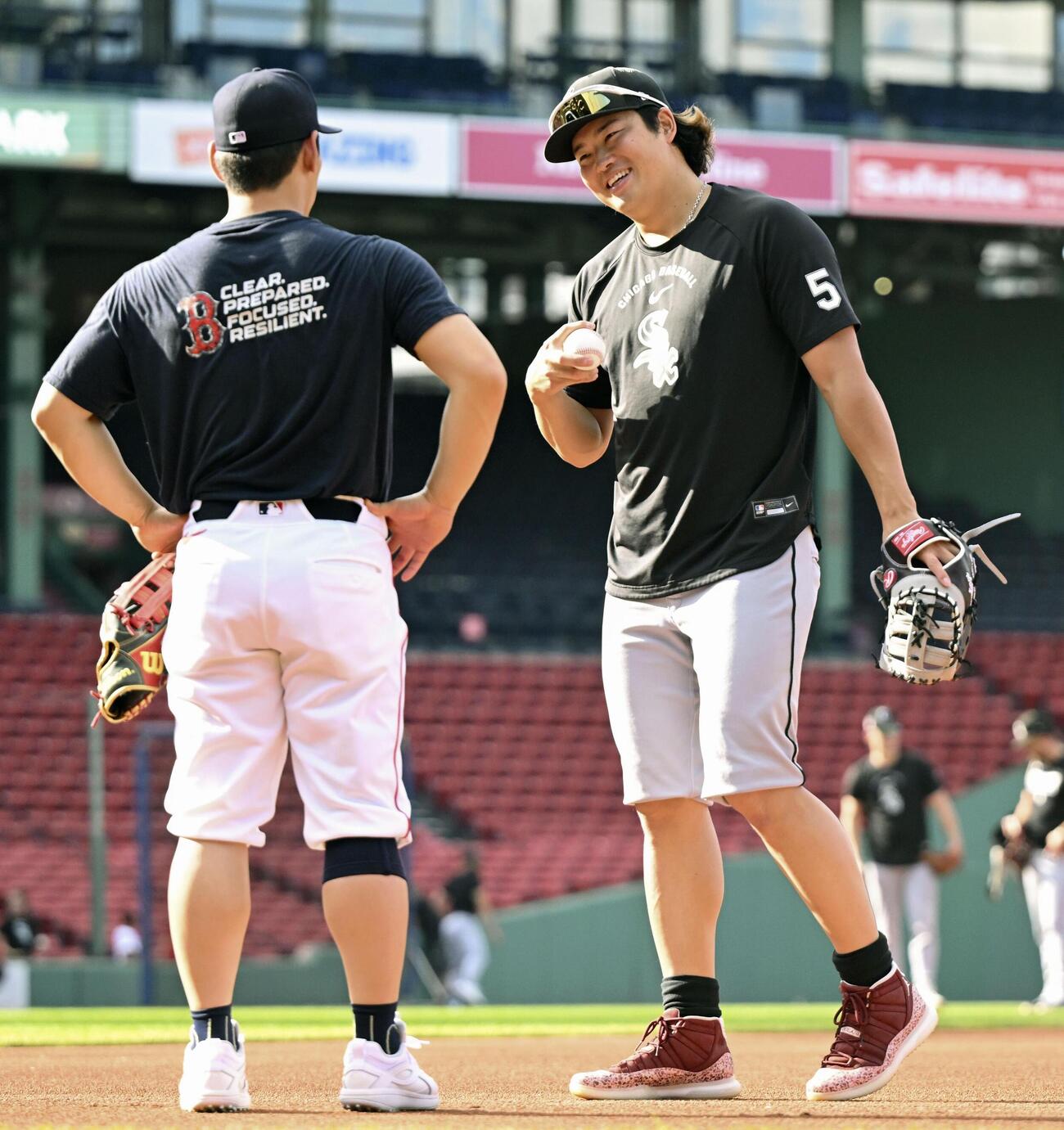 試合前にレッドソックス吉田（左）と笑顔で言葉を交わすホワイトソックス村上（ゲッティ＝共同）