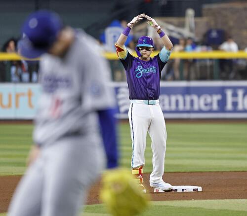 ドジャース戦の4回、二塁打を放ったダイヤモンドバックスのヌートバー。手前は佐々木朗=フェニックス(共同)