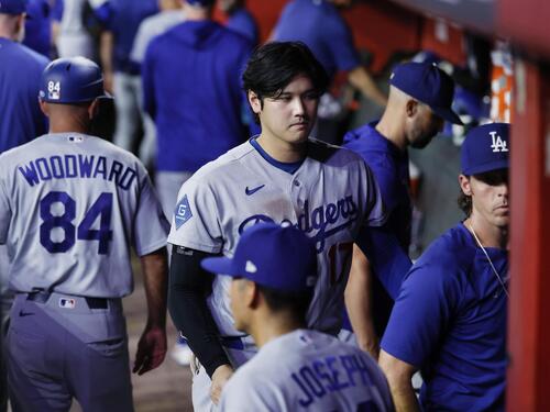 ダイヤモンドバックスにサヨナラ負けを喫し、引き揚げるドジャース・大谷=フェニックス(共同)