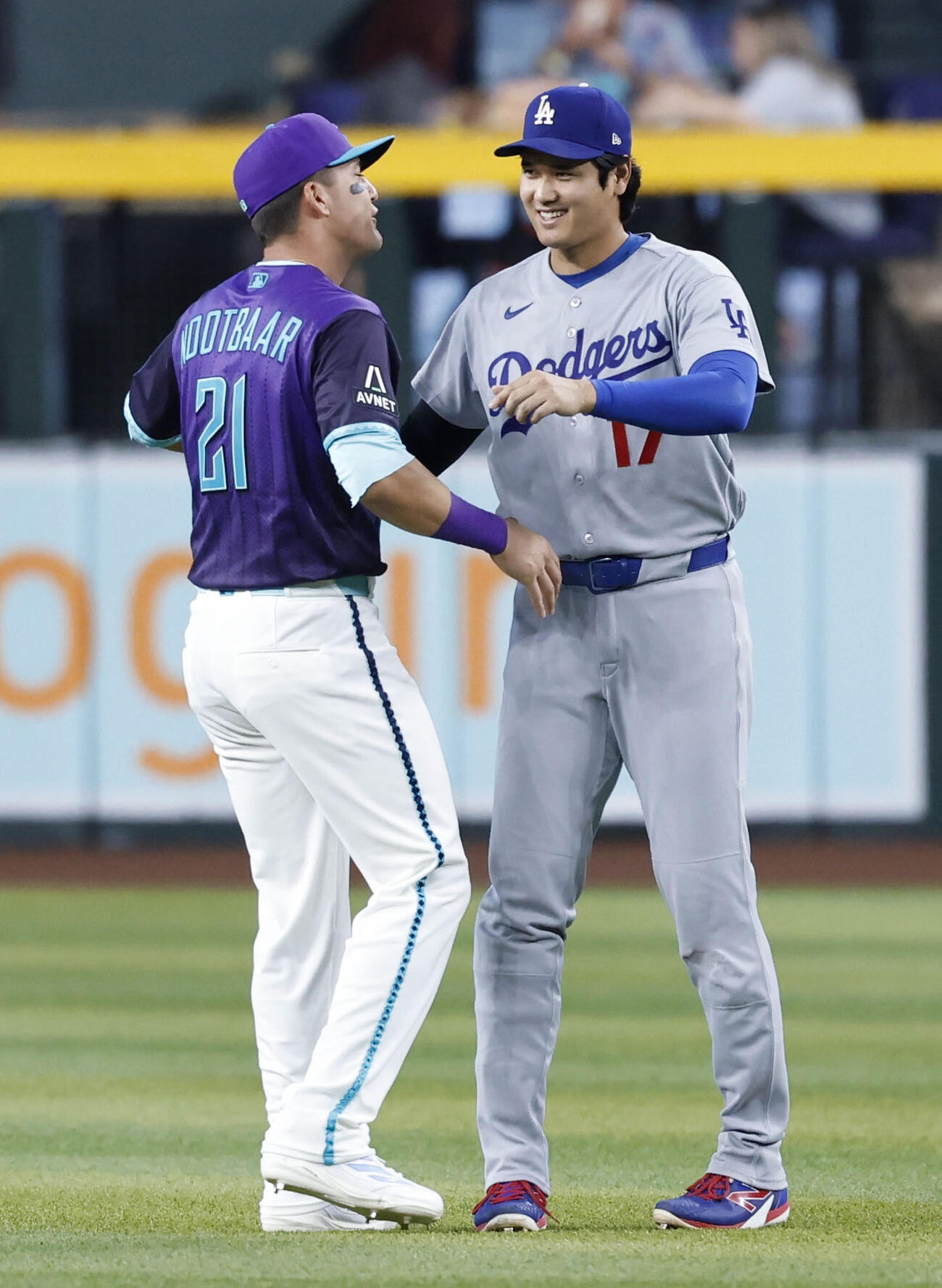 試合前、ダイヤモンドバックスのヌートバー（左）と言葉を交わすドジャース・大谷＝フェニックス（共同）